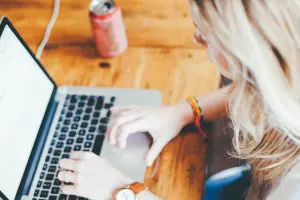 Imagen principal / hero: Empresario revisando facturas impagadas en su escritorio – qué hacer cuando un cliente no paga